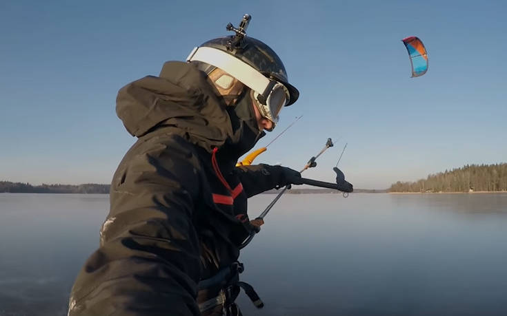 Κάνοντας kite surfing πάνω σε μια παγωμένη λίμνη