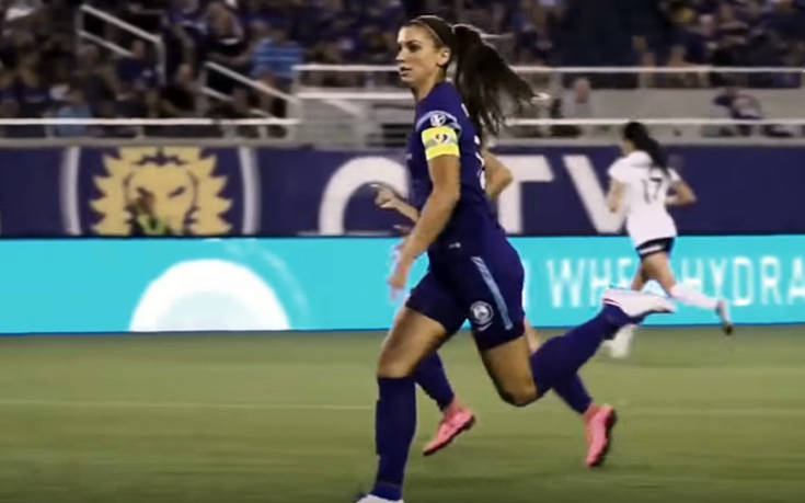 Κορίτσια που παίζουν τη μπάλα στα δάχτυλα