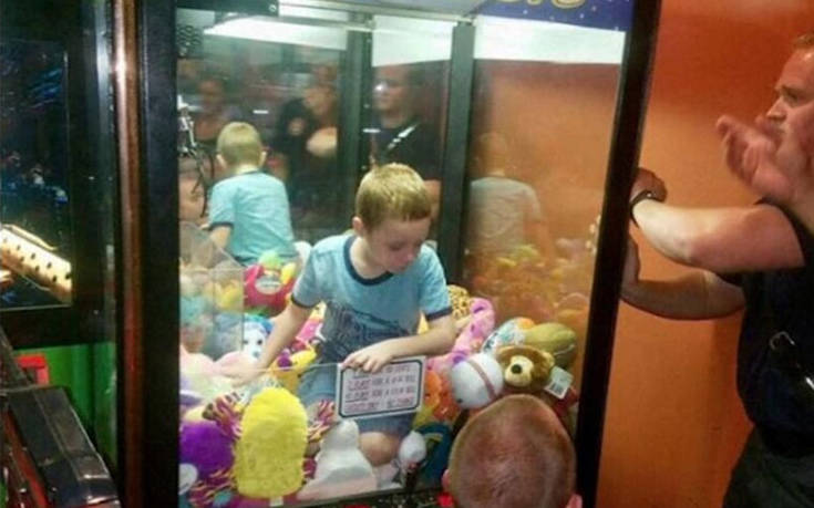 Αγόρι εγκλωβίστηκε μέσα σε μηχάνημα με λούτρινα