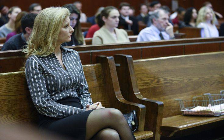 Mπελάδες… γένους θηλυκού απειλούν τον Ντόναλντ Τραμπ