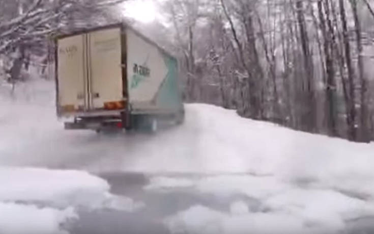 Οδηγός φορτηγού δίνει ρεσιτάλ στα χιόνια