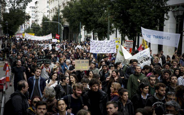 Μαζική η συμμετοχή στο αντιφασιστικό συλλαλητήριο της Αθήνας