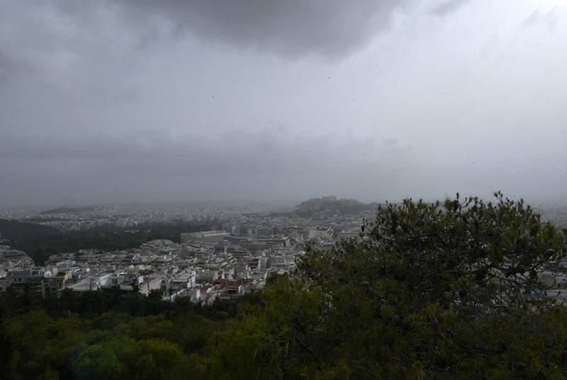 Βροχές σαρώνουν την Αττική, πότε φτιάχνει ο καιρός