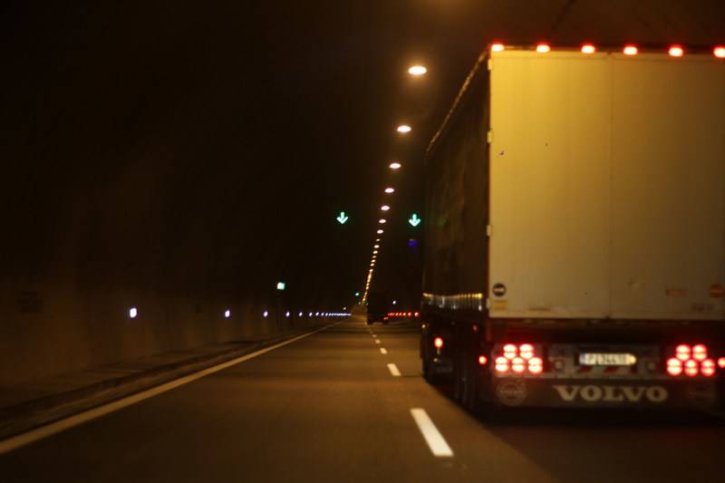Ανατροπή φορτηγού στο Δερβένι, εγκλωβίστηκε στο όχημα ο οδηγός