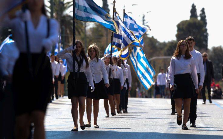 Οξυγονοκόλλησαν την πόρτα για να μην παρελάσει αλλοδαπή σημαιοφόρος