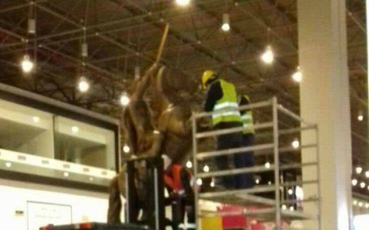 Αποκαθηλώθηκε το άγαλμα του Μ. Αλεξάνδρου από το αεροδρόμιο των Σκοπίων