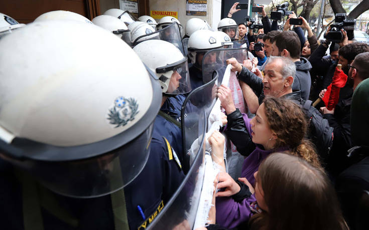 Συλλαλητήριο ενάντια στους πλειστηριασμούς με εντάσεις στη Θεσσαλονίκη