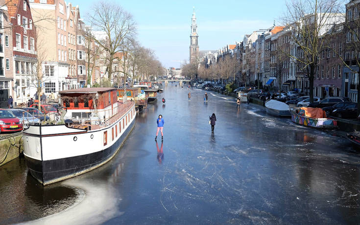 «Παγοδρόμιο» τα κανάλια του Άμστερνταμ