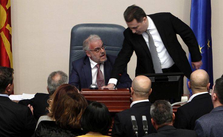 Επεισοδιακή ψηφοφορία για τη διεύρυνση της χρήσης των αλβανικών στα Σκόπια