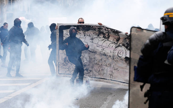 Συμπλοκές διαδηλωτών και αστυνομίας στο Παρίσι με φόντο την απεργία