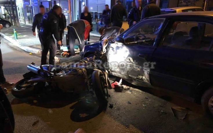 Πέρασε το στοπ και ο οδηγός της μηχανής κατέληξε στο καπό