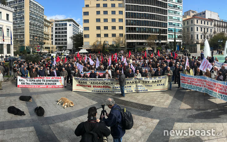 Στην πλατεία Κοτζιά έχουν συγκεντρωθεί οι συνταξιούχοι