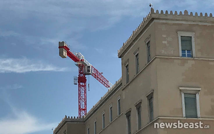 Γερανός για τις εργασίες στη Βουλή