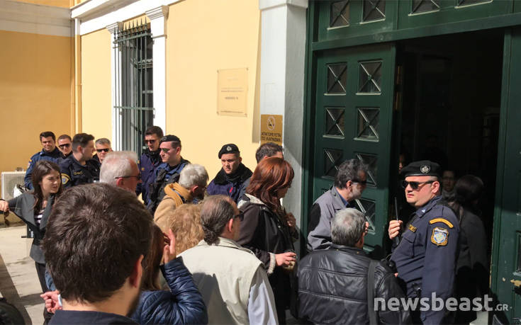 Επευφημίες για τους συλληφθέντες στα χθεσινά επεισόδια για τους πλειστηριασμούς