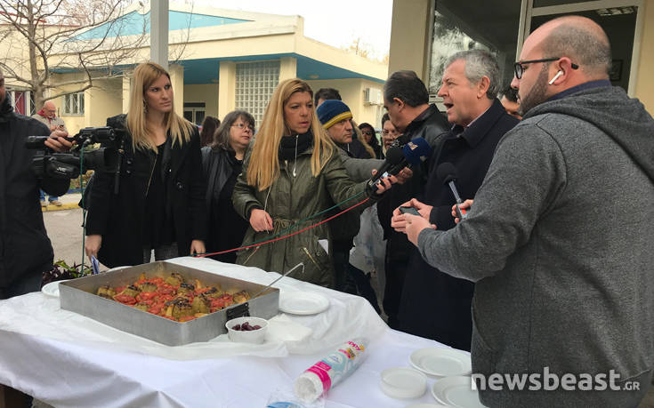 Διαμαρτυρία στο θεραπευτήριο «Αγία Βαρβάρα» με τα «γεμιστά της Φωτίου»