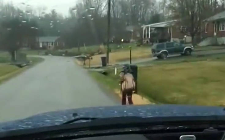 Μπαμπάς βάζει τον γιο του τιμωρία να τρέχει μέσα στη βροχή καθ’ οδόν για το σχολείο