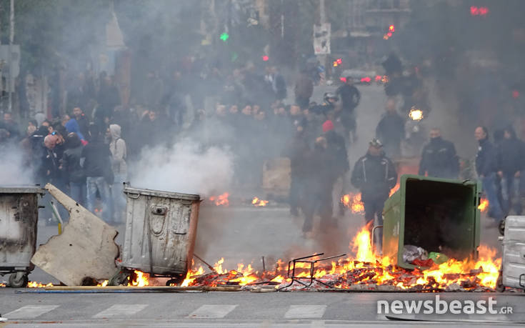 Φωτογραφίες και βίντεο από τα επεισόδια στον Πειραιά