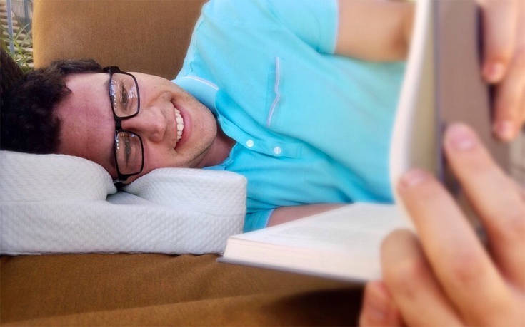 Το μαξιλάρι που θα λατρέψουν όσοι φοράνε γυαλιά