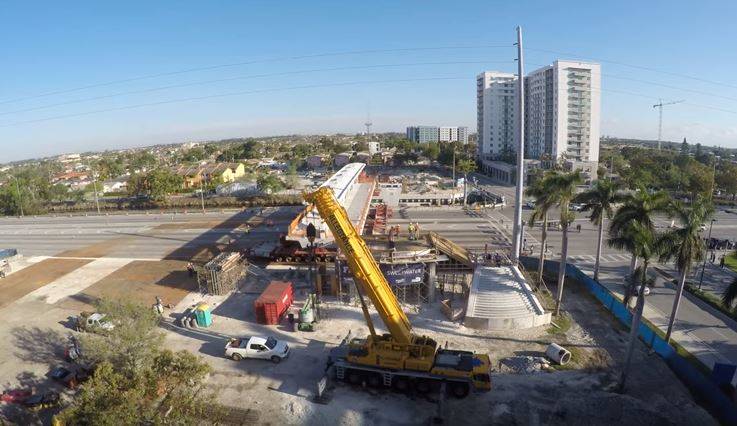 Μέσα σε έξι ώρες στήθηκε η πεζογέφυρα που κατέρρευσε στο Μαϊάμι