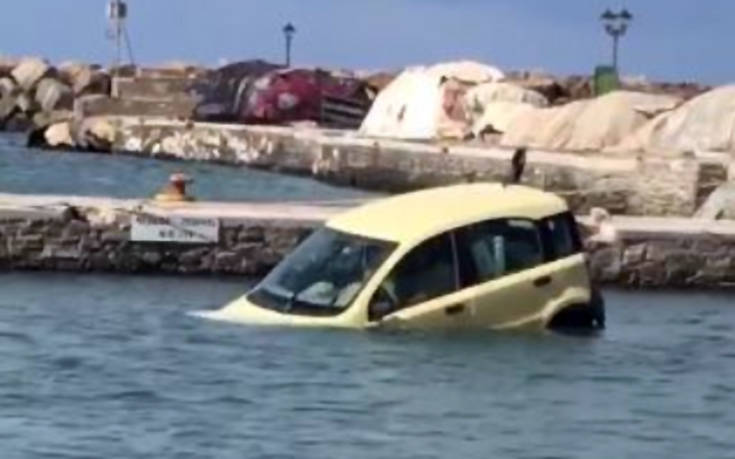 Ξέχασε το χειρόφρενο και το αμάξι έκανε «βουτιά» στη θάλασσα