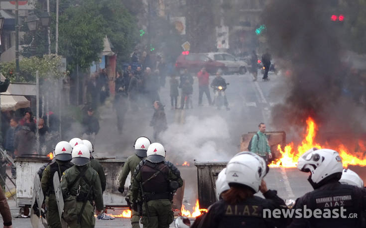 Συνεχίζεται η ένταση στην περιοχή γύρω από το ξενοδοχείο που θα μιλήσει ο Τσακαλώτος