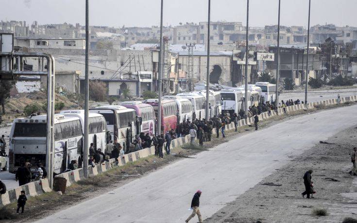 Αντάρτες εγκαταλείπουν με τις οικογένειές τους την Ανατολική Γούτα