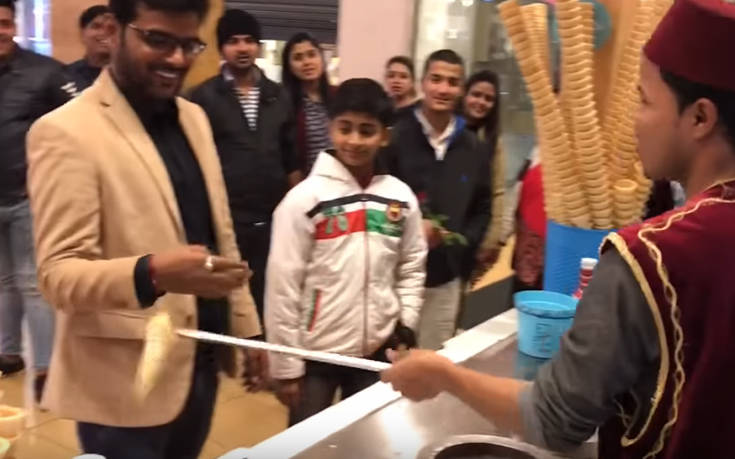 Πλανόδιος παγωτατζής δίνει σόου και τρελαίνει πελάτη