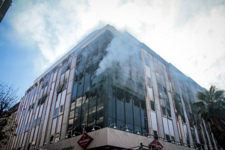 Στο κατεστραμμένο κτίριο της Β’ ΔΟΥ Λάρισας η Παπανάτσιου
