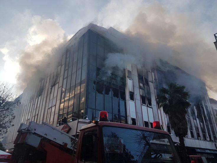 Καίγεται από τα ξημερώματα η Β&#8217; ΔΟΥ Λάρισας