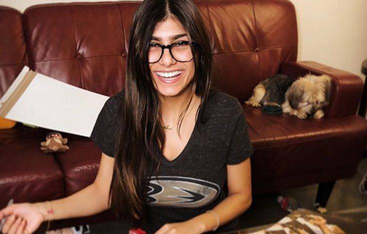 Η Mia Khalifa αποκάλυψε τον λόγο που κρέμασε τις&#8230; ζαρτιέρες της