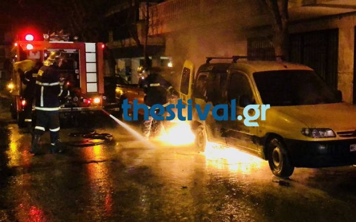 Άγνωστοι πυρπόλησαν αυτοκίνητα εταιρείας security στη Θεσσαλονίκη