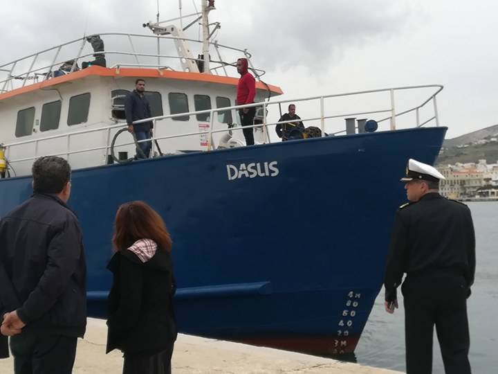 Στη Σύρο ελέγχεται πλοίο για λαθρεμπόριο τσιγάρων