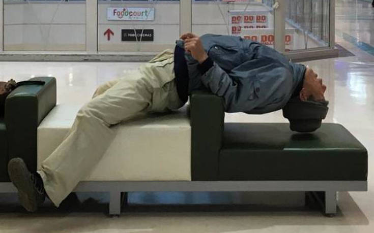 Άνδρες που συνόδεψαν τις συντρόφους τους για ψώνια