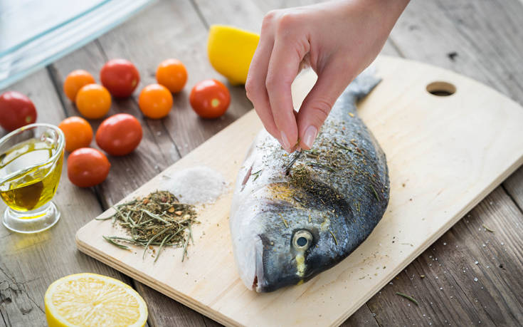 Πώς φεύγει η μυρωδιά από το μαγείρεμα ψαριού