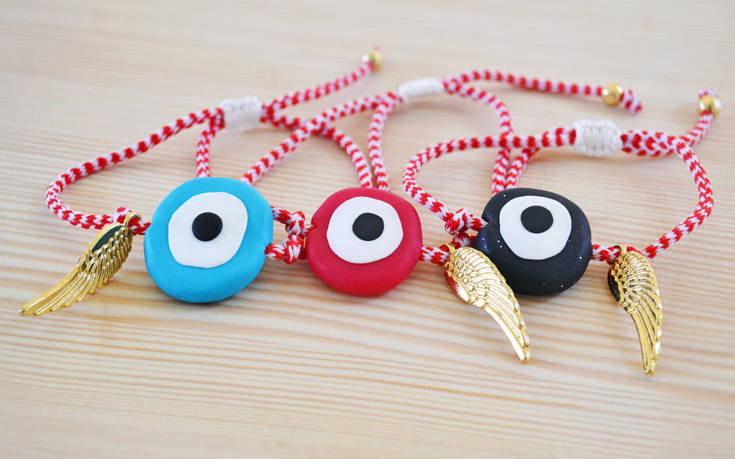 Γιατί φοράμε τα «μαρτάκια» στο χέρι