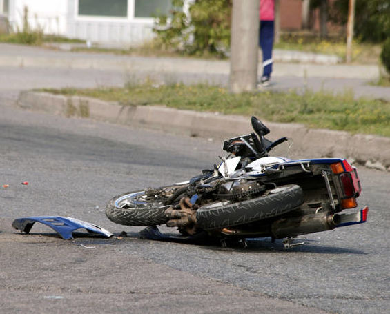 Ένας νεκρός και δύο τραυματίες από σύγκρουση μηχανής με αυτοκίνητο στη Θεσσαλονίκη