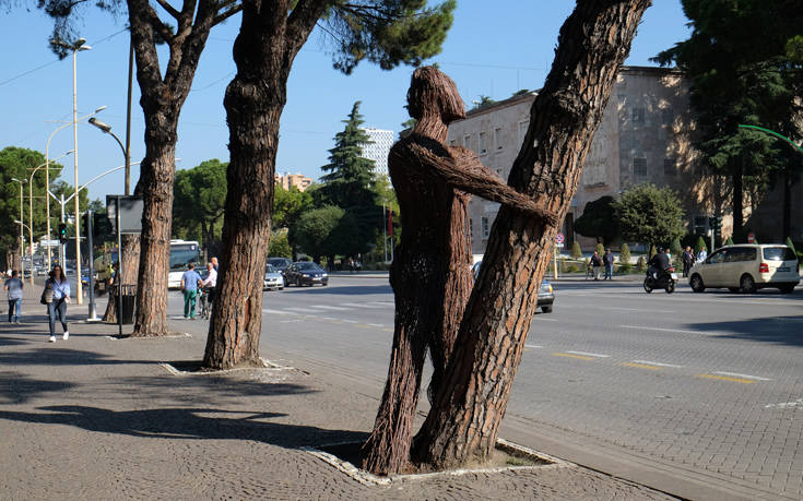 Αλβανία: Ξήλωσαν τις δίγλωσσες πινακίδες, αντιδρά η ελληνική μειονότητα