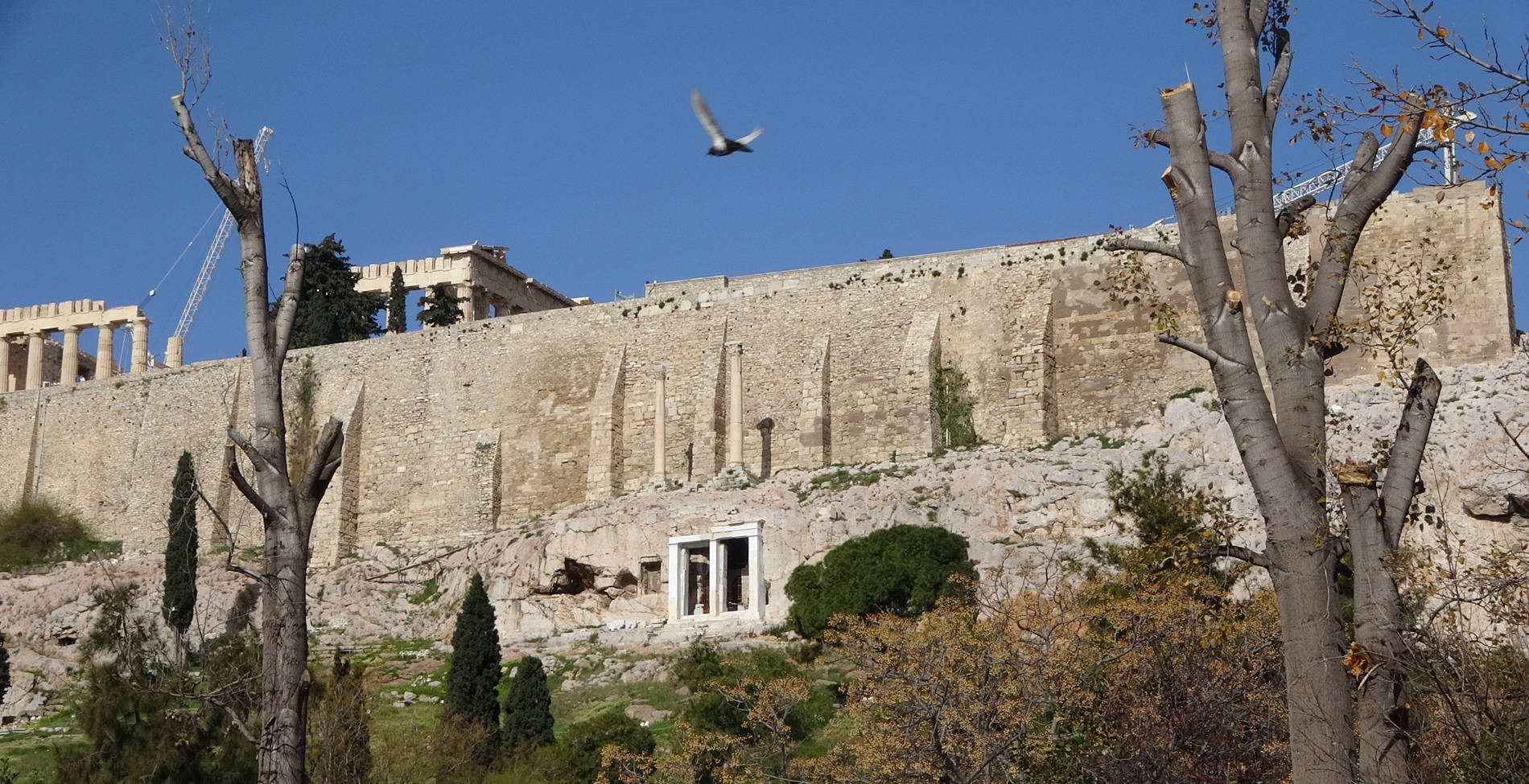 Ο κρυμμένος ναός της Παναγίας μέσα στον ιερό βράχο της Ακρόπολης