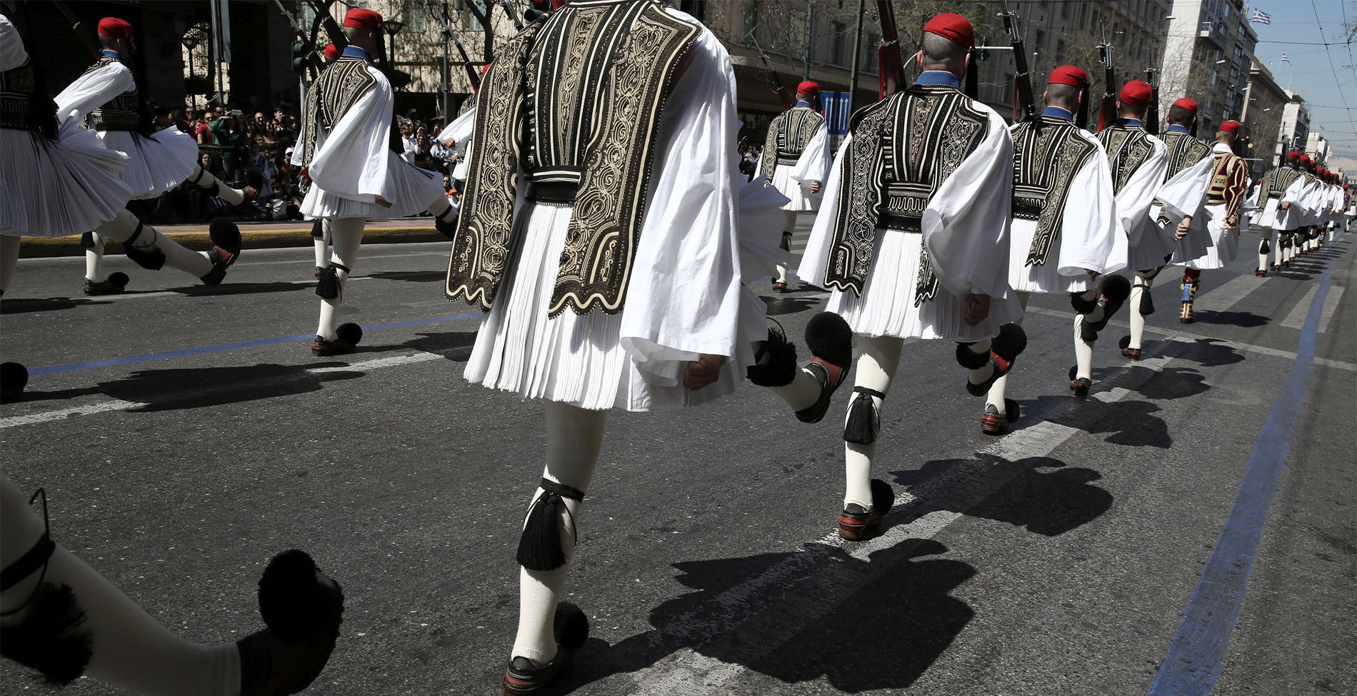 Πώς είναι να κληρονομείς ένα επίθετο και την ιστορία που κουβαλάει&#8230;