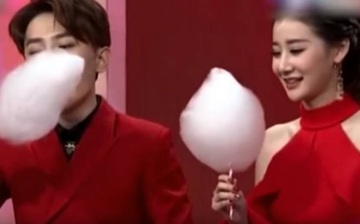 Παρουσιάστρια καταβροχθίζει μαλλί της γριάς σε τρία δευτερόλεπτα