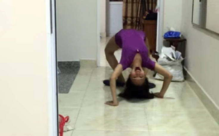 Η γυναίκα που περπατάει σαν αράχνη