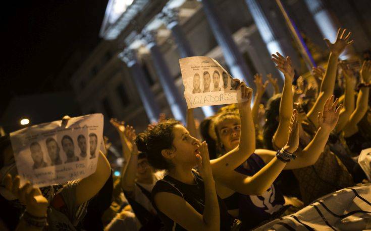 Οργή στην Ισπανία για την αθώωση πέντε ανδρών που βίασαν ομαδικά μια έφηβη