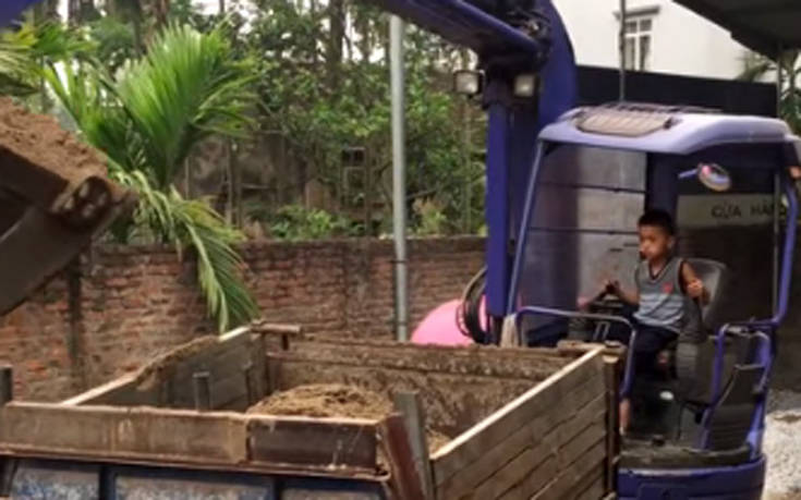 Πιτσιρικάς χειρίζεται εκσκαφέα σαν επαγγελματίας