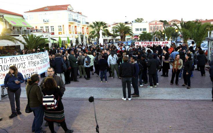 Πρόσφυγες και μετανάστες κατέλαβαν την πλατεία Σαπφούς στη Μυτιλήνη