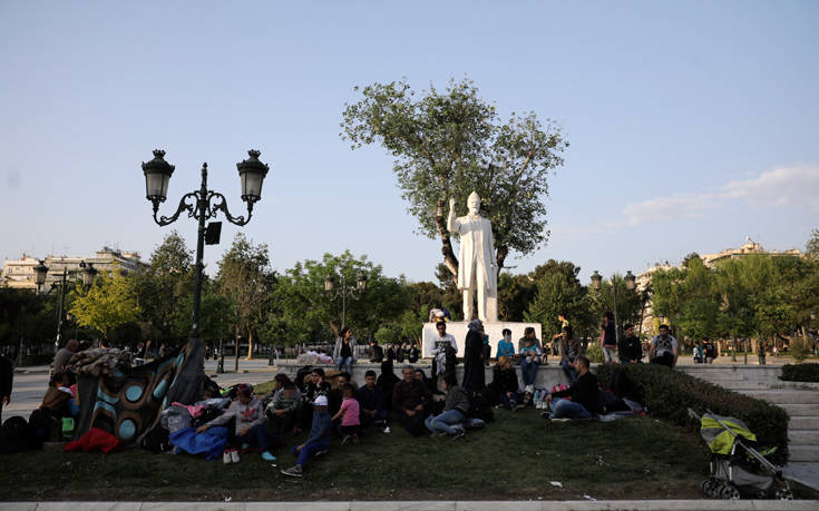 Πρόσφυγες κοιμήθηκαν στο άγαλμα του Βενιζέλου στη Θεσσαλονίκη