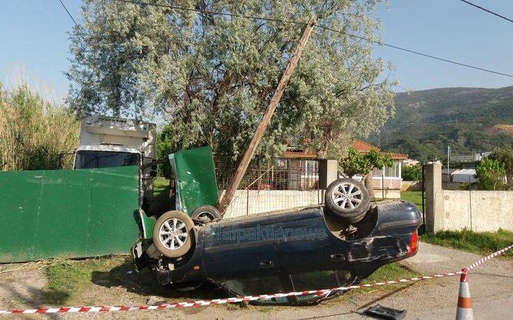 Όχημα βγήκε από την πορεία του, έπεσε σε πόρτα και τούμπαρε