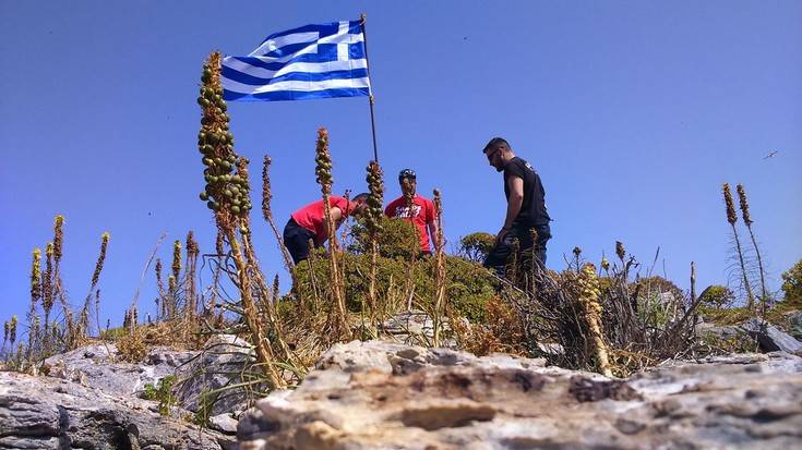 Ο νεαρός που ύψωσε τη σημαία στη βραχονησίδα απαντά στον Καμμένο