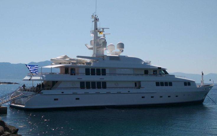 Στην Αίγινα με σημαία… ΑΕΚ το κότερο του Μελισσανίδη