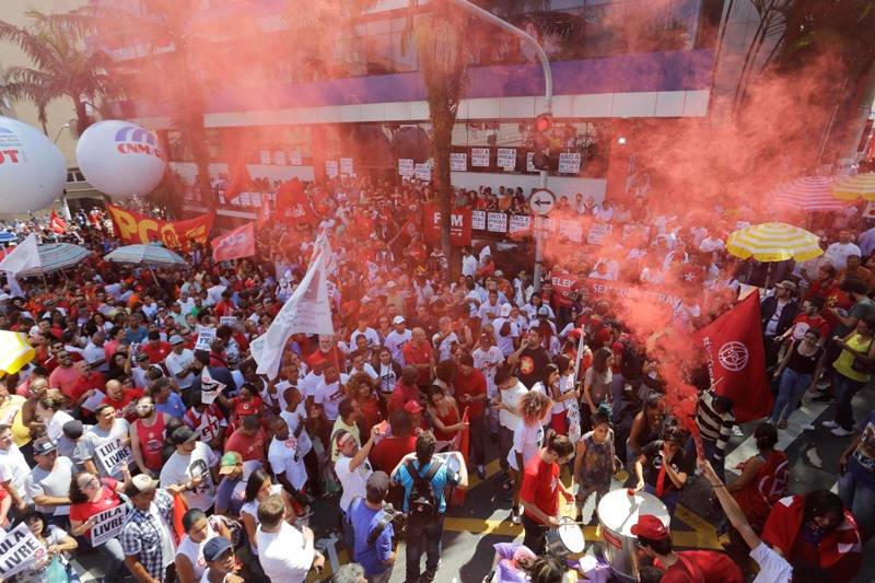 Κλεισμένος στο συνδικάτο εργαζομένων μετάλλου ο Λούλα, θα παραδοθεί σήμερα