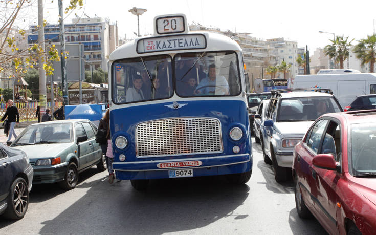 Το παλιό μπλε λεωφορείο βγήκε στον Πειραιά